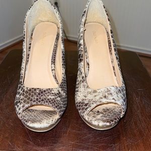 Old Navy Ladies Snakeskin style heels. Size 8